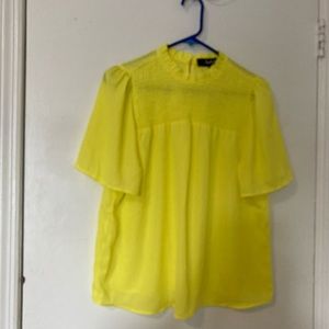 Selling a nice yellow blouse